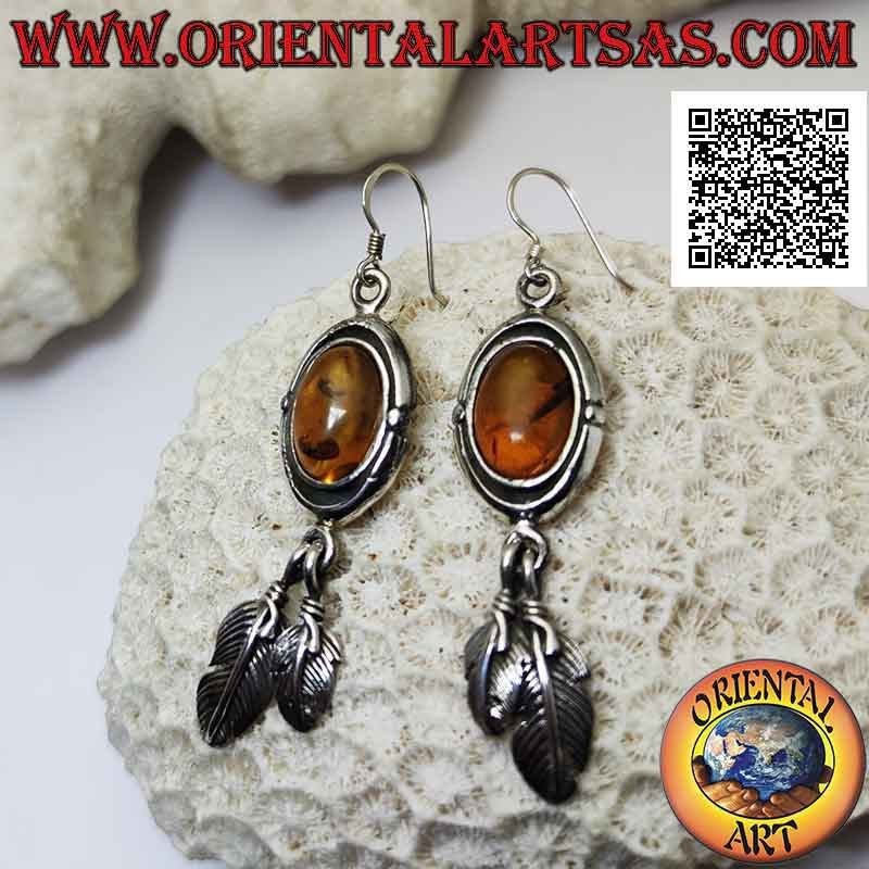 Orecchini in argento con ambra ovale cabochon contornata da doppio bordo liscio e coppia di piume pendenti