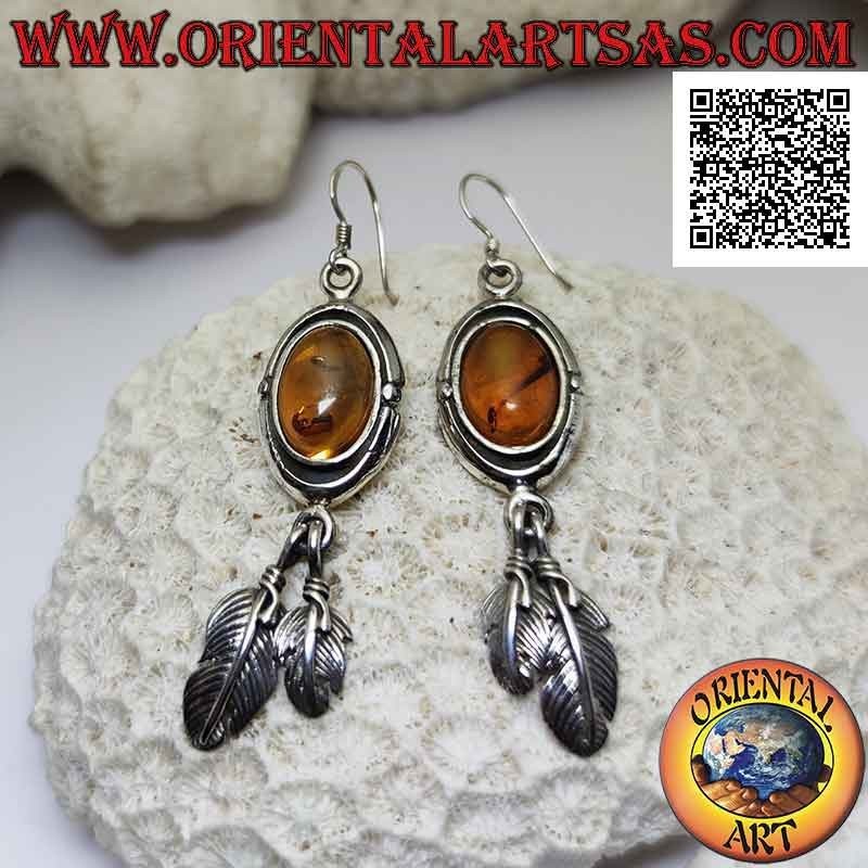 Orecchini in argento con ambra ovale cabochon contornata da doppio bordo liscio e coppia di piume pendenti