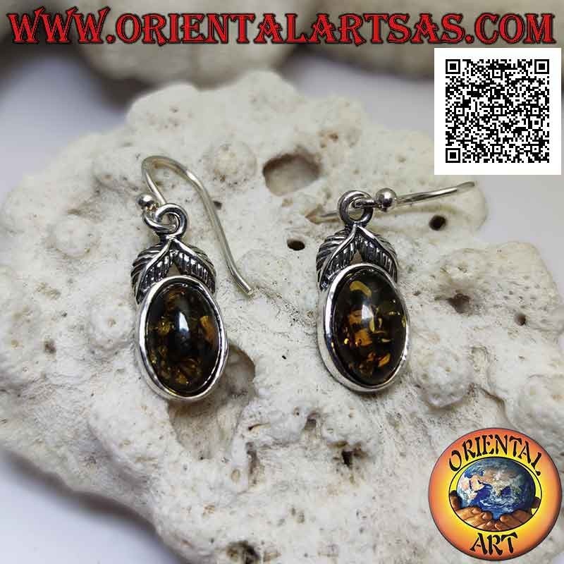Boucles d'oreilles pendantes en argent avec ambre vert ovale entouré d'un bord lisse et d'une paire de feuilles sur le dessus