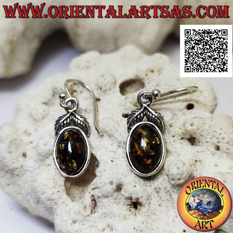 Orecchini in argento pendenti con ambra verde ovale contornata da bordo liscio e coppia di foglie sopra