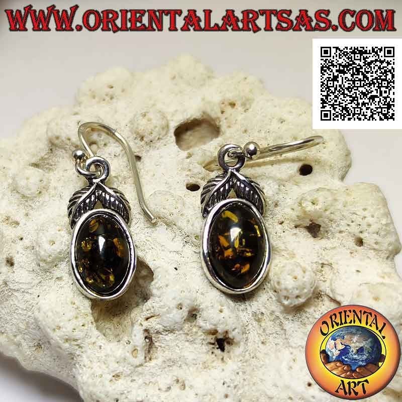 Boucles d'oreilles pendantes en argent avec ambre vert ovale entouré d'un bord lisse et d'une paire de feuilles sur le dessus