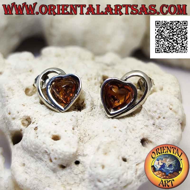 Silver lobe earrings with amber in the shape of a transversal heart on a smooth setting
