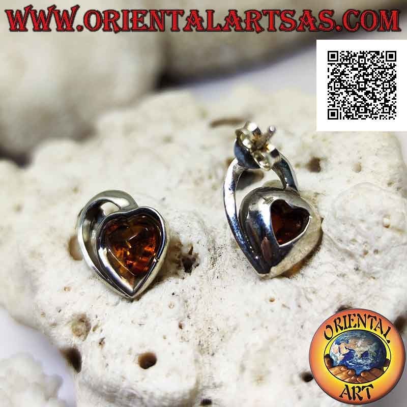 Boucles d'oreilles lobe en argent avec ambre en forme de cœur transversal sur une monture lisse