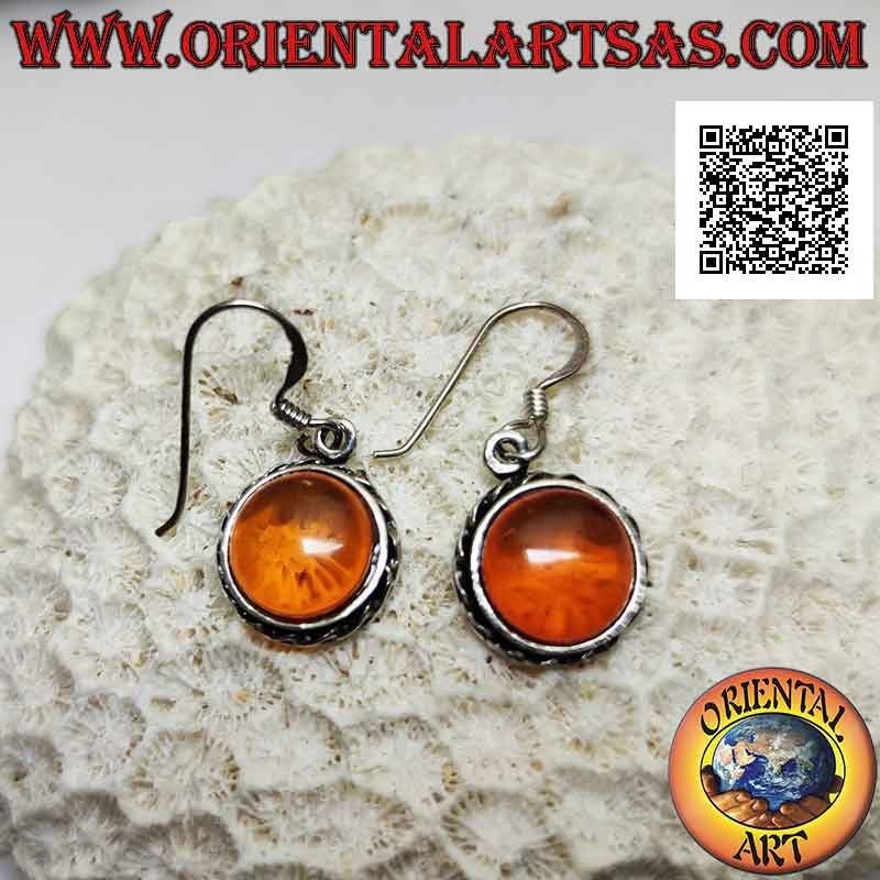 Orecchini in argento pendenti con ambra tonda contornata da doppio bordo liscio e intrecciato