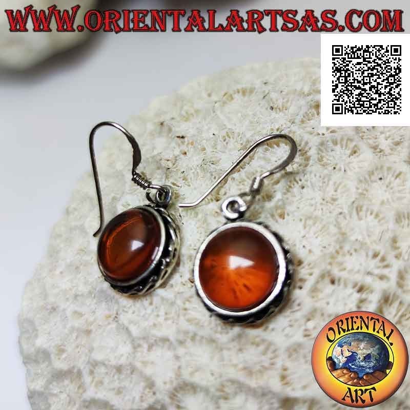 Boucles d'oreilles pendantes en argent avec ambre rond entouré d'un double bord lisse et tressé