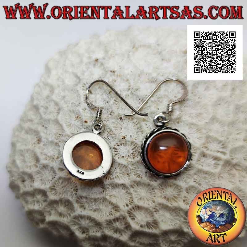 Boucles d'oreilles pendantes en argent avec ambre rond entouré d'un double bord lisse et tressé