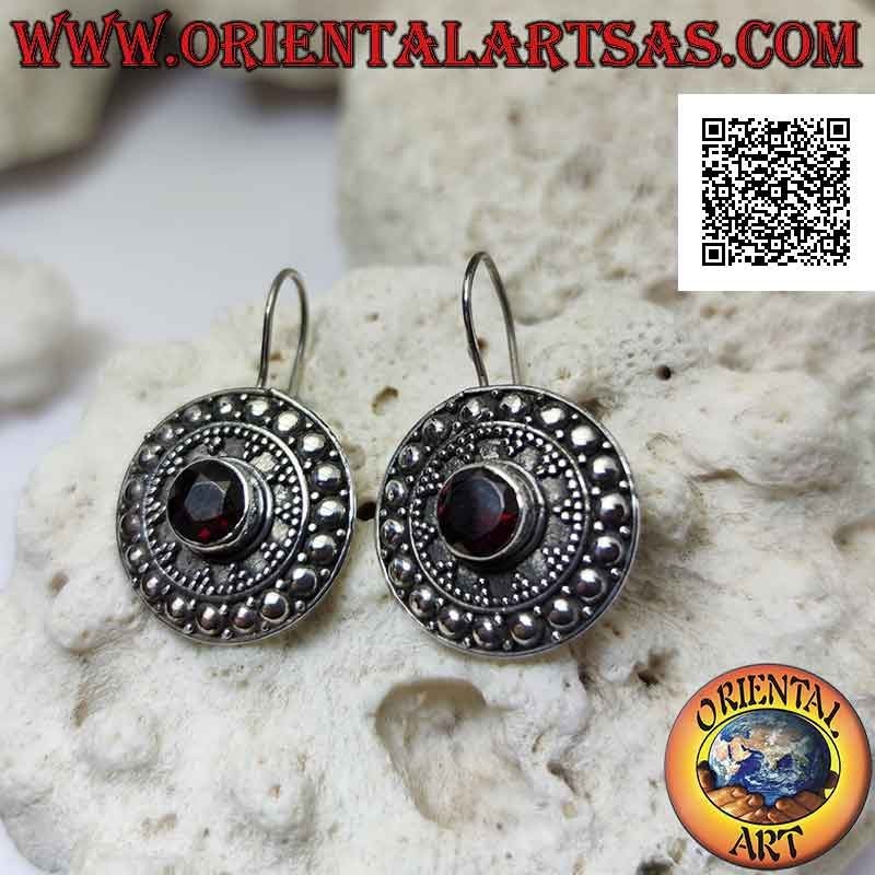 Pendientes escudo de plata con granate redondo facetado y decoración étnica de bolas y tachuelas