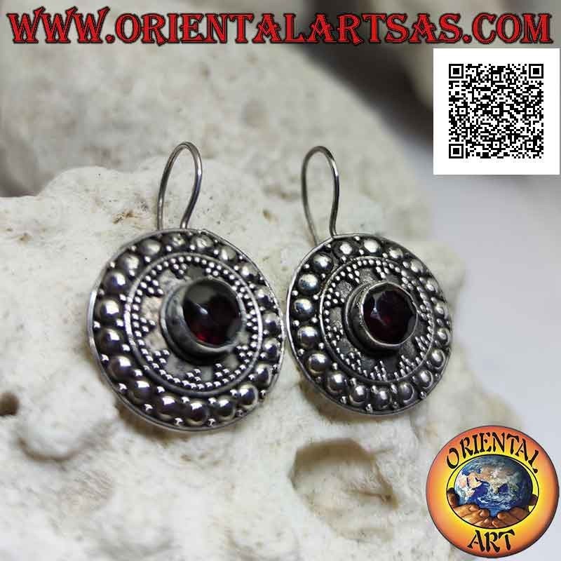 Boucles d'oreilles bouclier en argent avec grenat rond facetté et décor ethnique de boules et clous