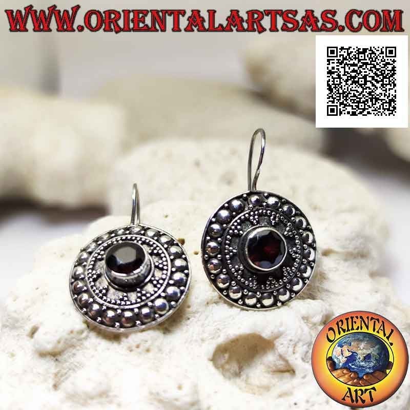 Pendientes escudo de plata con granate redondo facetado y decoración étnica de bolas y tachuelas
