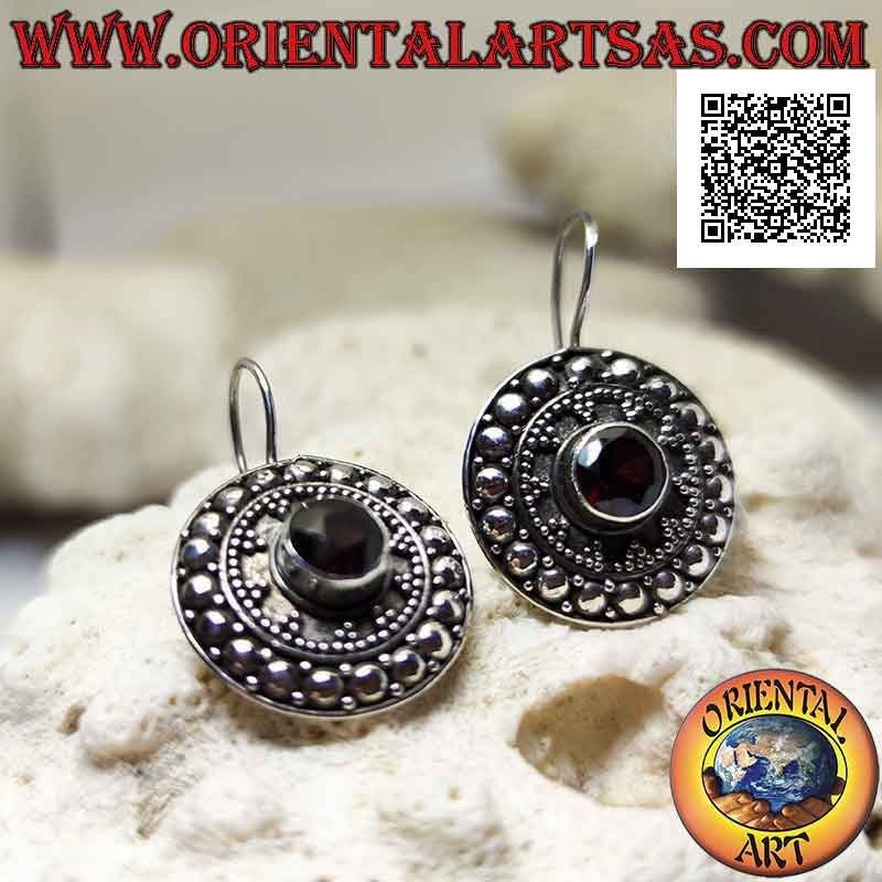 Pendientes escudo de plata con granate redondo facetado y decoración étnica de bolas y tachuelas