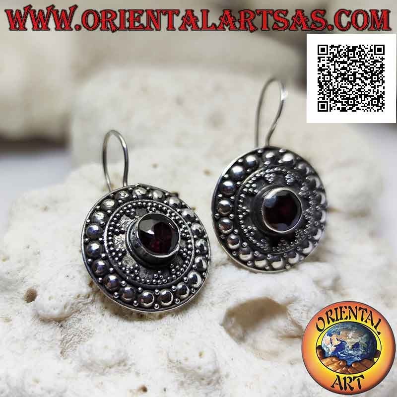 Silberne Schildohrringe mit facettiertem rundem Granat und ethnischer Dekoration von Bällen und Nieten