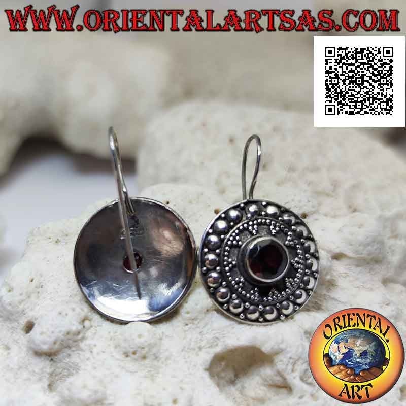 Boucles d'oreilles bouclier en argent avec grenat rond facetté et décor ethnique de boules et clous