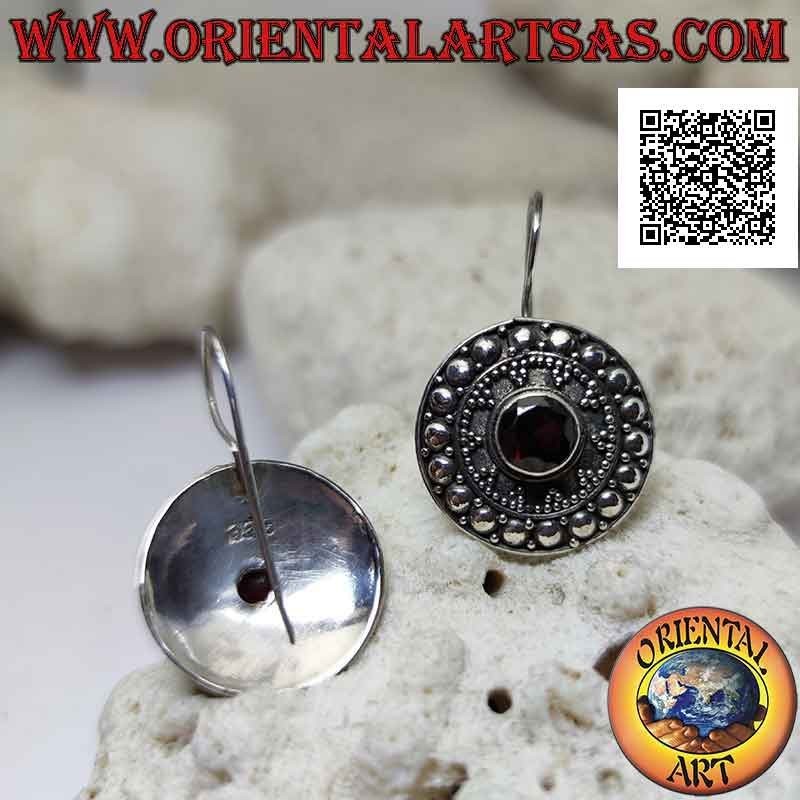 Orecchini in argento a scudo con granato tondo sfaccettato e decorazione etnica di palline e borchie