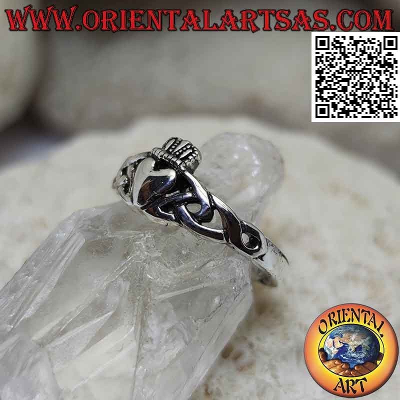 Irischer Claddagh Silberring (Liebestreue und Freundschaft) und keltischer Knoten
