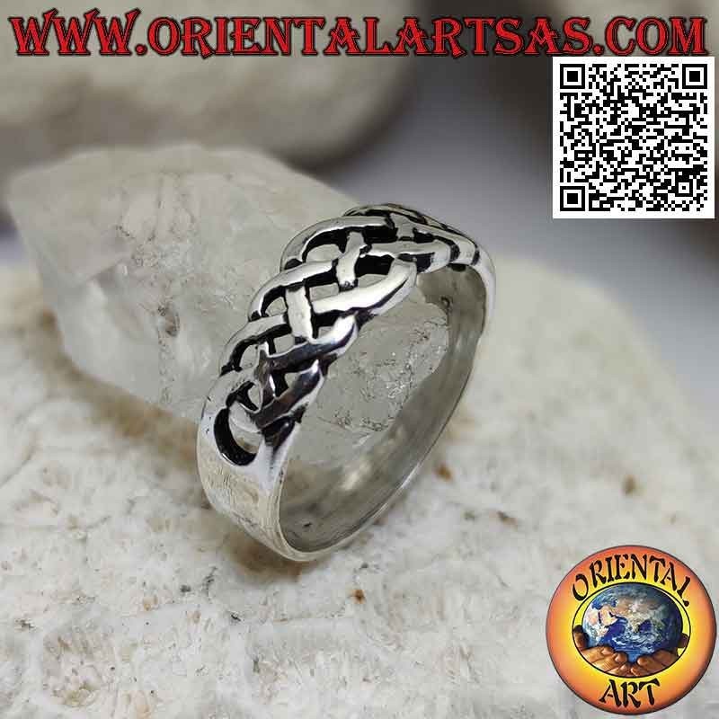 Anillo de plata lisa con nudo celta entretejido calado