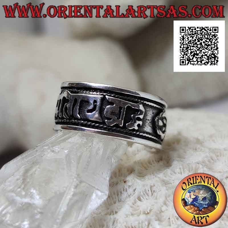 Anello in argento a fascia con mantra tibetano OM MANI PADME HUM