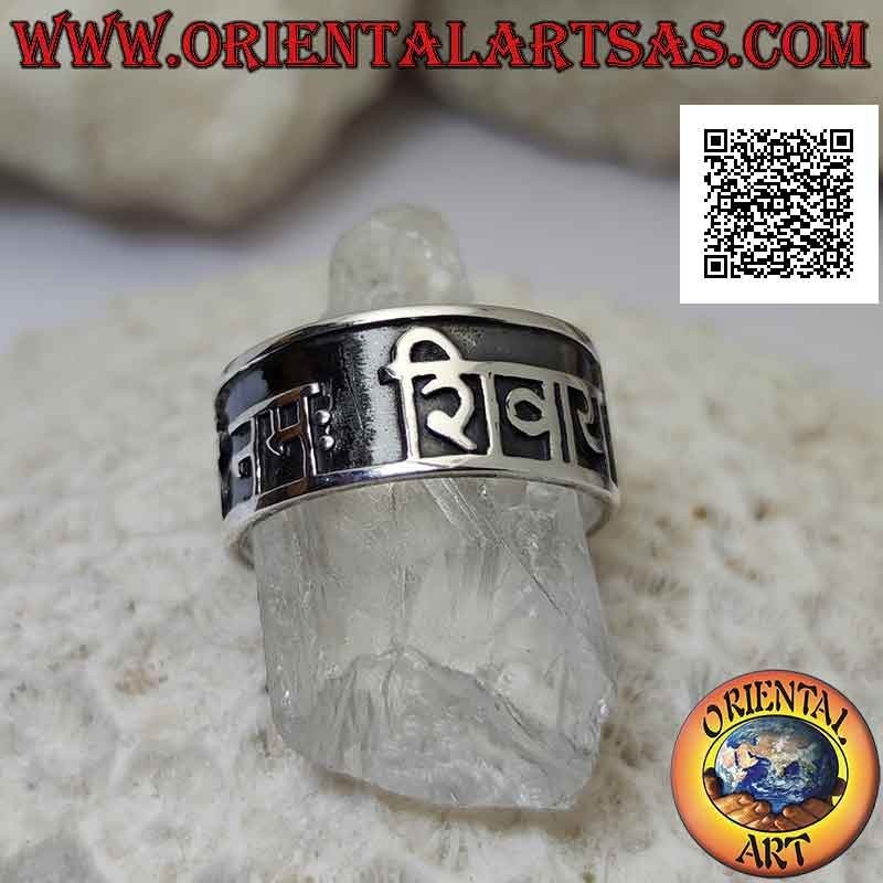 Silberner Bandring mit Mantra Oṃ Maṇi Padme Hūṃ und letztem Om-Symbol im Basrelief