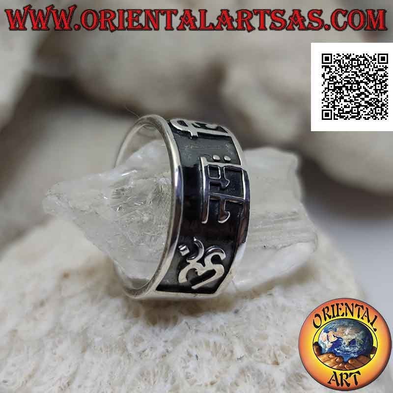 Silberner Bandring mit Mantra Oṃ Maṇi Padme Hūṃ und letztem Om-Symbol im Basrelief