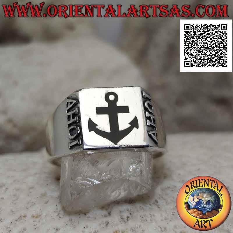 Anello in argento liscio con àncora in onice nel quadrato e esclamazione marinara "AHOI! in rilievo sui lati