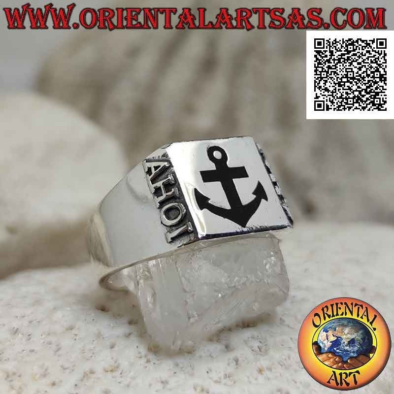 Anello in argento liscio con àncora in onice nel quadrato e esclamazione marinara "AHOI! in rilievo sui lati