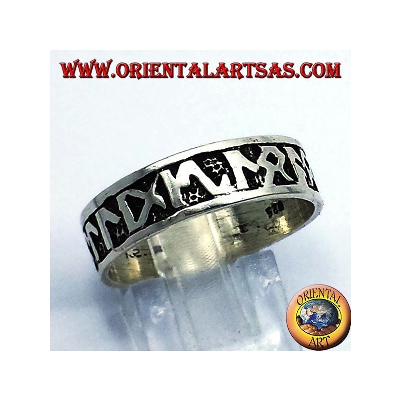 anillo de plata con runas celtas
