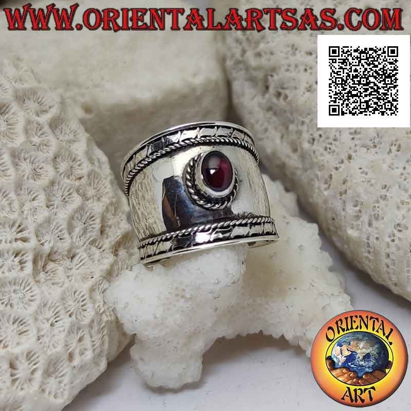 Anello in argento a fascia larga con granato ovale e intreccio e righe sui lati, Bali