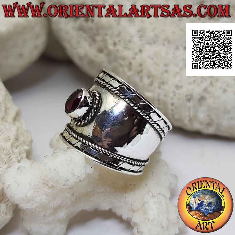 Anello in argento a fascia larga con granato ovale e intreccio e righe sui lati, Bali