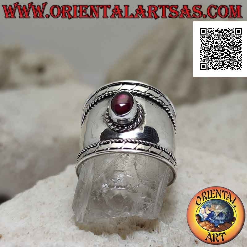 Bague large bande en argent avec grenat ovale et entrelacs et rayures sur les côtés, Bali