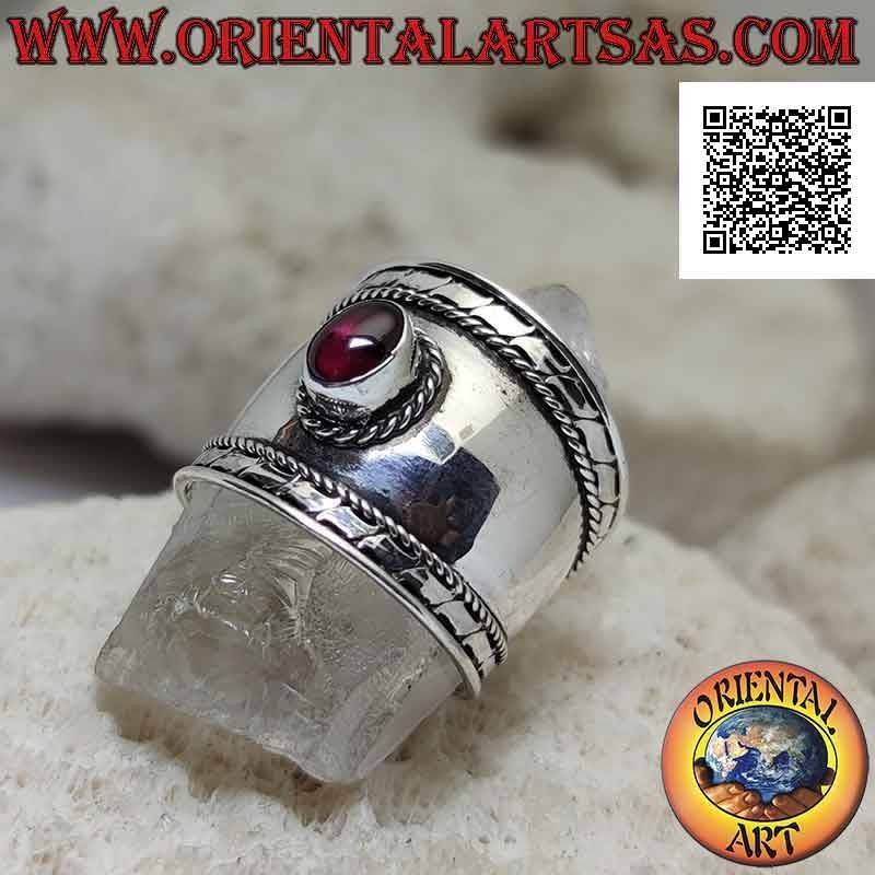 Anillo de plata de banda ancha con granate ovalado y entrelazado y rayas en los lados, Bali