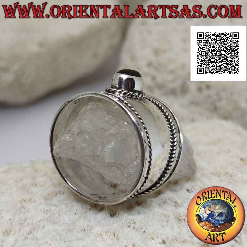 Anillo de plata de banda ancha con granate ovalado y entrelazado y rayas en los lados, Bali