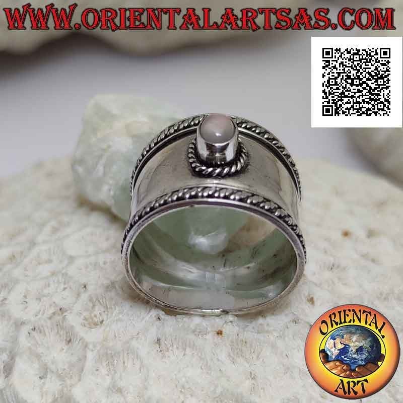 Anillo de plata de banda ancha con cuarzo rosa ovalado y entretejido en el contorno, Bali