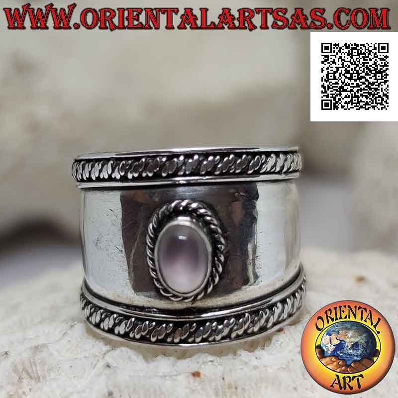 Anillo de plata de banda ancha con cuarzo rosa ovalado y entretejido en el contorno, Bali