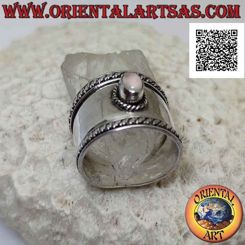 Bague large bande en argent avec quartz rose ovale et entrelacement dans le contour, Bali