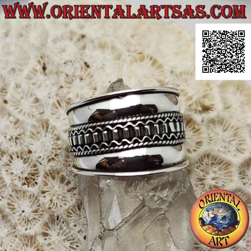 Anillo de plata de banda ancha con decoración de tres eslabones en el centro, Bali