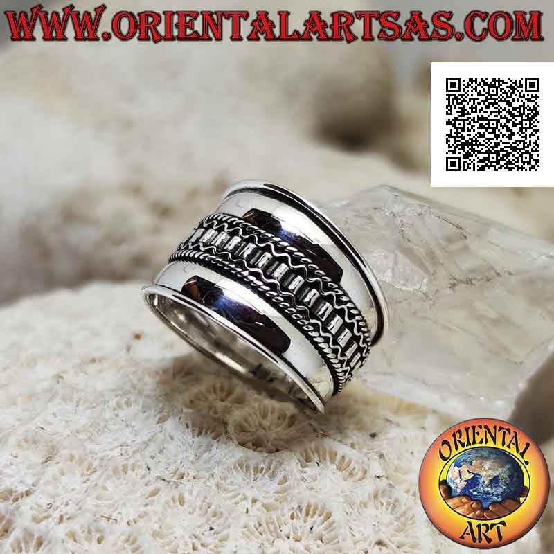 Anillo de plata de banda ancha con decoración de tres eslabones en el centro, Bali