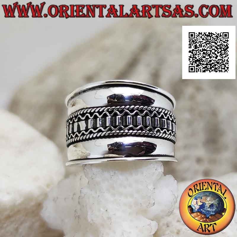 Wide band silver ring with three-link decoration along the center, Bali