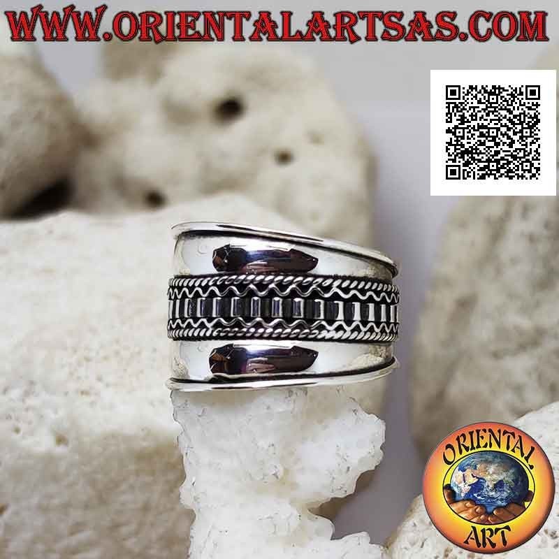 Anillo de plata de banda ancha con decoración de tres eslabones en el centro, Bali