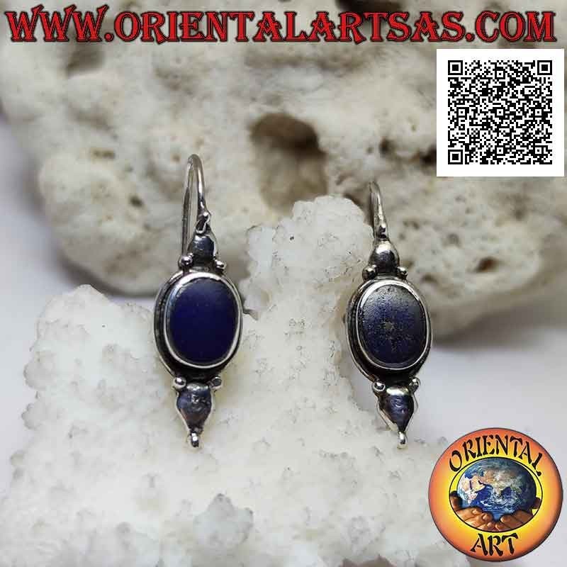 Haken Sie silberne Ohrringe mit ovalem Lapislazuli auf glatte Fassung mit Platte oben und unten
