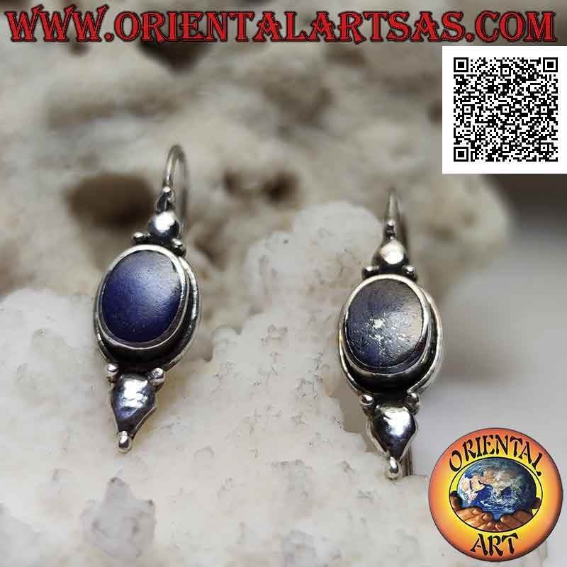 Haken Sie silberne Ohrringe mit ovalem Lapislazuli auf glatte Fassung mit Platte oben und unten