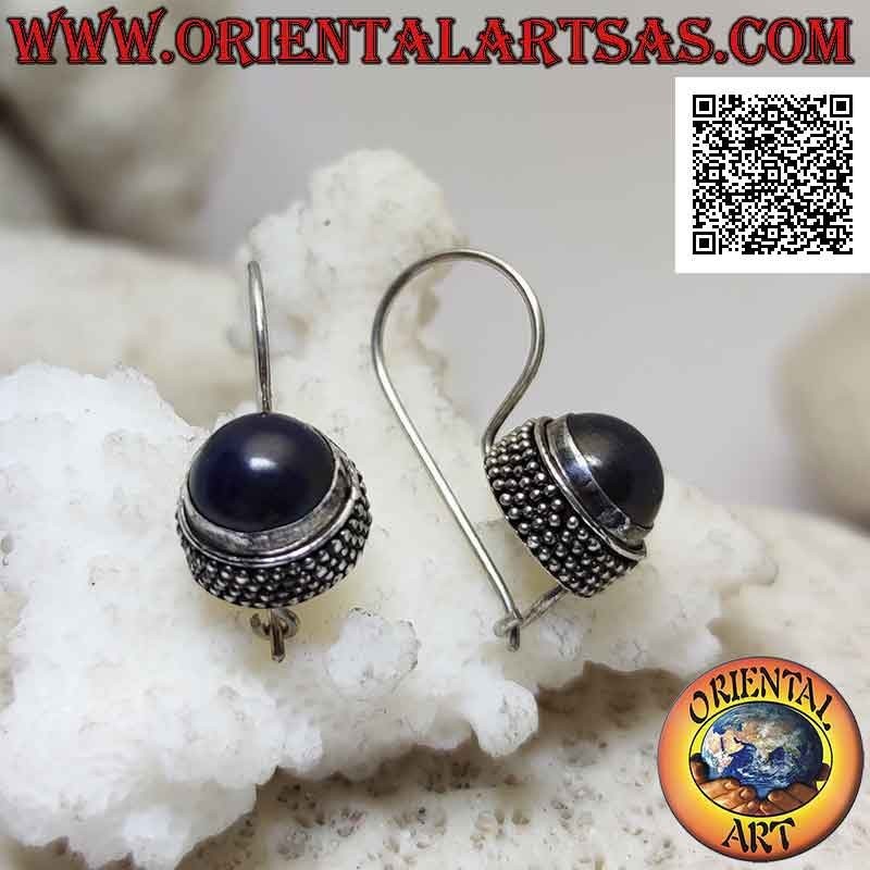 Haken Sie silberne Ohrringe mit rundem Cabochon Lapislazuli, umgeben von 4 Reihen von Kugeln