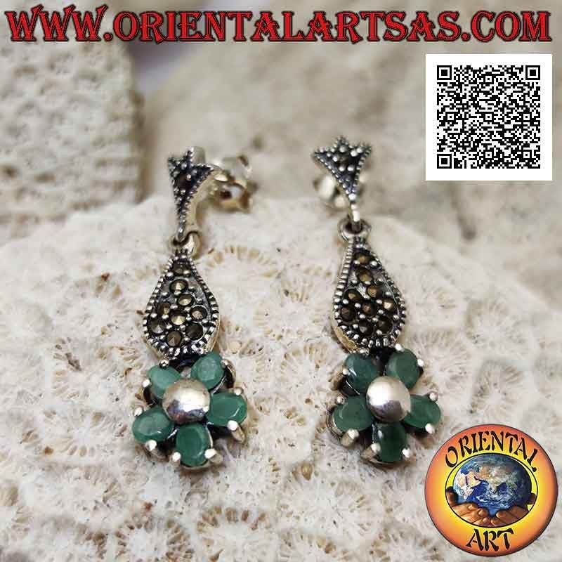 Orecchini in argento con 5 smeraldi naturali ovali incastonati a formare un fiore sotto una goccia di marcasite