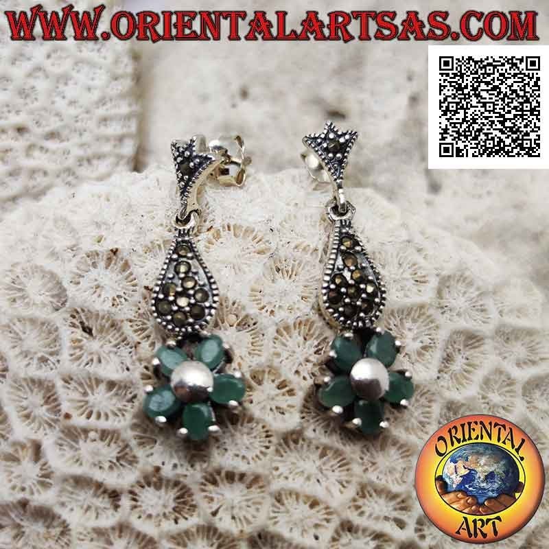 Orecchini in argento con 5 smeraldi naturali ovali incastonati a formare un fiore sotto una goccia di marcasite