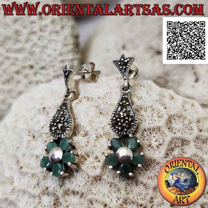 Orecchini in argento con 5 smeraldi naturali ovali incastonati a formare un fiore sotto una goccia di marcasite