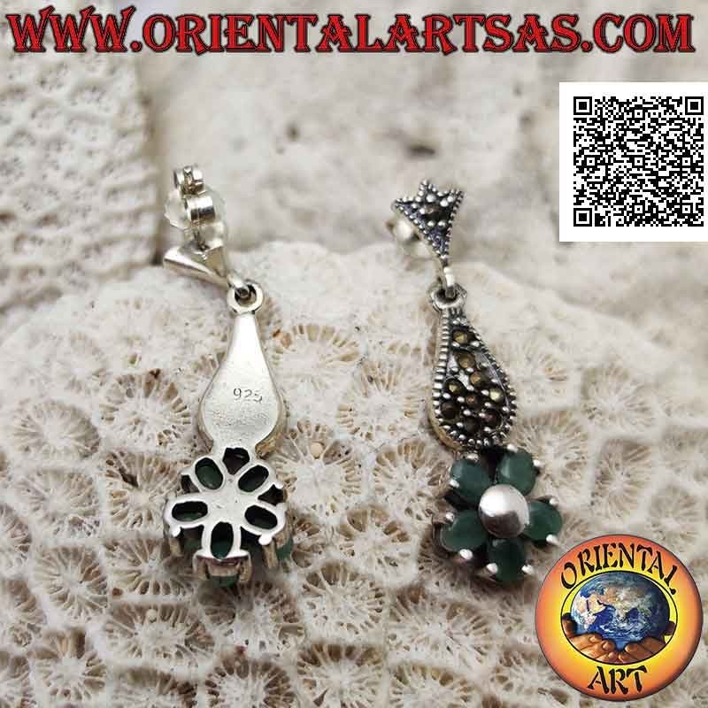 Boucles d'oreilles en argent avec 5 émeraudes ovales naturelles serties pour former une fleur sous une goutte de marcassite