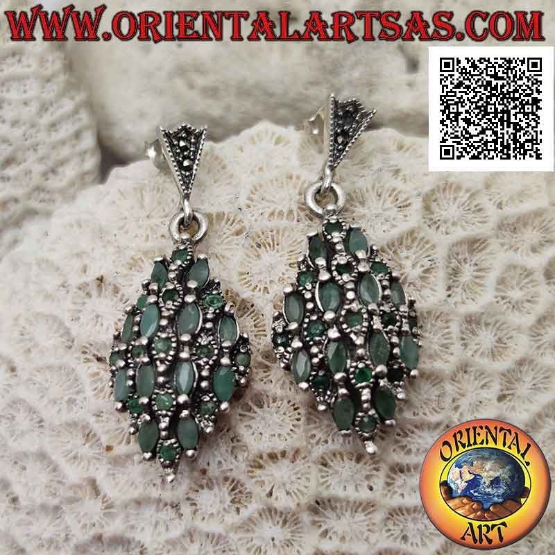 Boucles d'oreilles en argent serti de losanges d'émeraudes navettes naturelles alternant avec de la marcassite