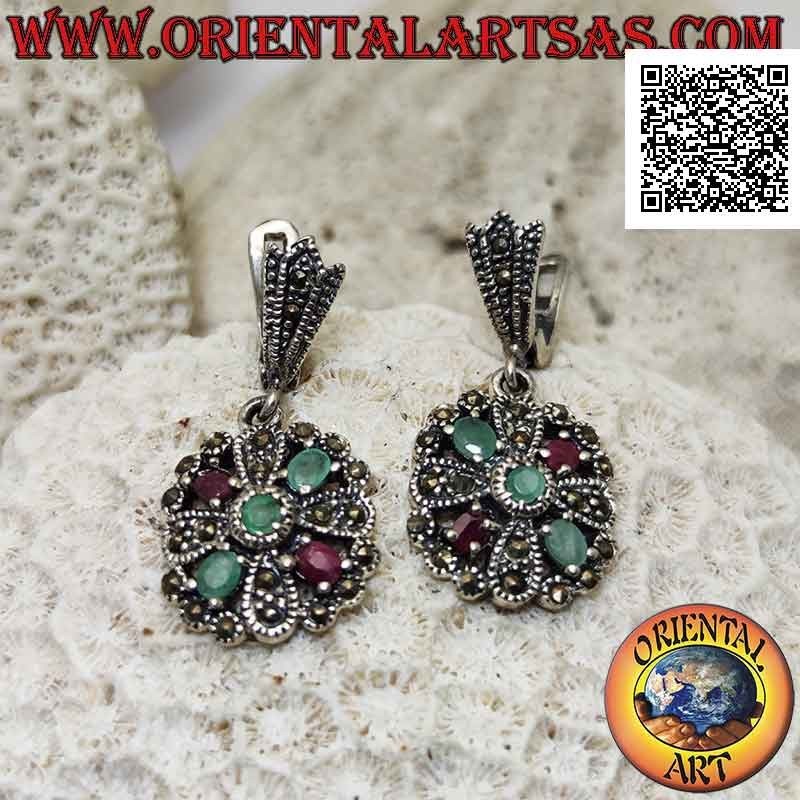 Pendientes de plata con doble cruz de rubíes y esmeraldas naturales alternadas con marcasita