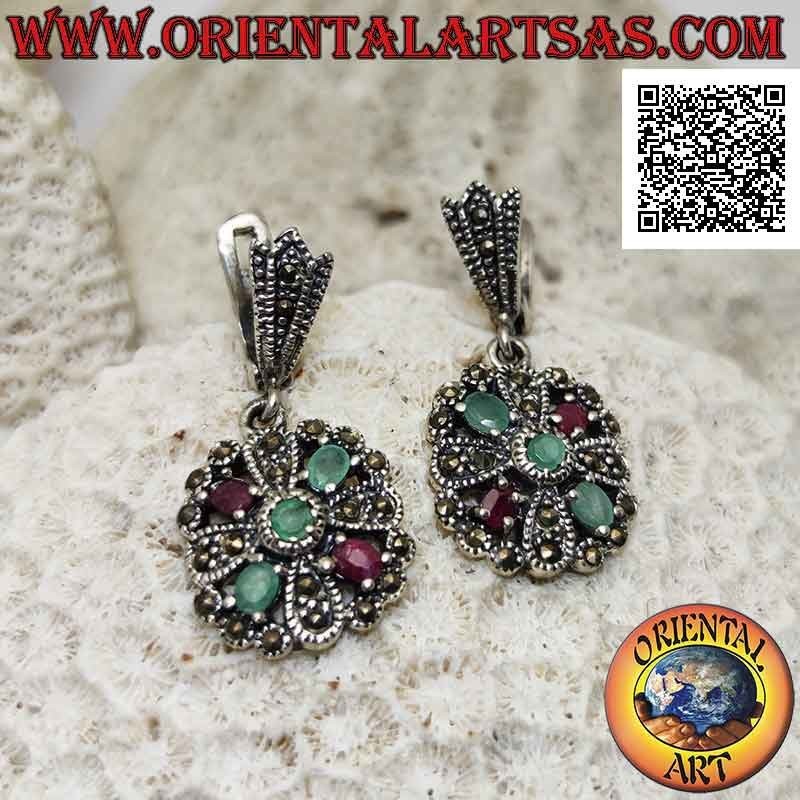 Pendientes de plata con doble cruz de rubíes y esmeraldas naturales alternadas con marcasita