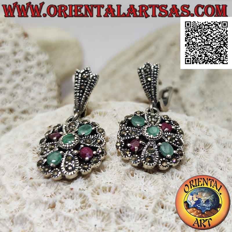 Boucles d'oreilles en argent avec double croix de rubis et émeraudes naturelles alternant avec de la marcassite