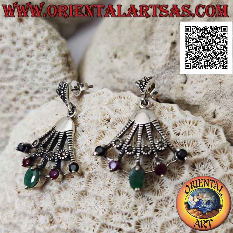 Orecchini in argento pendenti a ventaglio con zaffiri, rubini e smeraldi naturali sulle punte alternati da marcasite