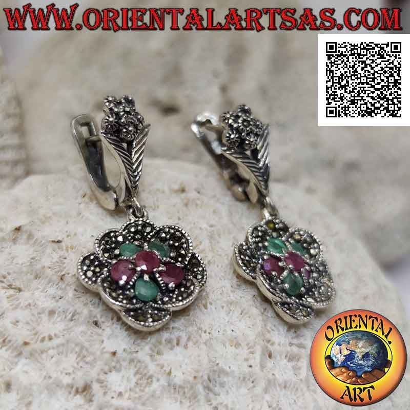 Pendientes colgantes de flores de plata con rubíes y esmeraldas alternados y pétalos de marcasita